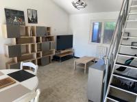 Televízia a/alebo spoločenská miestnosť v ubytovaní Grand studio à louer avec terrasse
