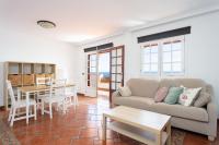 A seating area at Fantasticas vistas al mar, playa y piscina