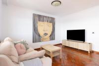 A television and/or entertainment centre at Fantasticas vistas al mar, playa y piscina