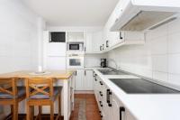 A kitchen or kitchenette at Fantasticas vistas al mar, playa y piscina