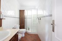 A bathroom at Fantasticas vistas al mar, playa y piscina