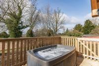 Balkón nebo terasa v ubytování Kestrel Lodge 2 with Hot Tub