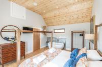 Postel nebo postele na pokoji v ubytování Kestrel Lodge 2 with Hot Tub