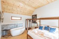 Postel nebo postele na pokoji v ubytování Kestrel Lodge 2 with Hot Tub