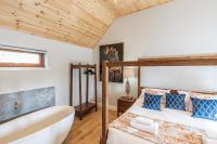 Postel nebo postele na pokoji v ubytování Kestrel Lodge 2 with Hot Tub