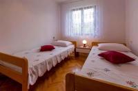 Postel nebo postele na pokoji v ubytování Apartments in Jadranovo 39281