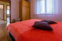 Postel nebo postele na pokoji v ubytování Apartments in Jadranovo 39281