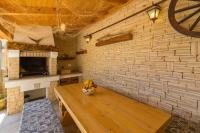 TV a/nebo společenská místnost v ubytování Holiday home in Crikvenica 5239