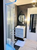 Private rooms in a Tiny home 4 min drive to Airport CDG ,1 private bathroom ideal for families and friendsにあるバスルーム
