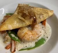 Thuns Dorfkrug في Werdohl: طبق طعام يحتوي على قطعتين من الطعام عليه