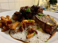 Thuns Dorfkrug في Werdohl: طبق بيض من الطعام به لحم وخضروات