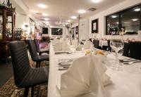 een eetkamer met een lange tafel met witte tafellaken bij Dorf Loft Montafon by Pferd auf Wolke in Gaschurn