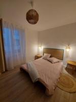 Łóżko lub łóżka w pokoju w obiekcie Appart'Hotel la Savoureuse