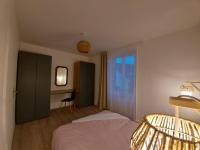 Łóżko lub łóżka w pokoju w obiekcie Appart'Hotel la Savoureuse
