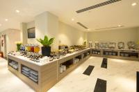 un magasin avec un comptoir rempli de nombreux articles dans l'établissement ARECA HOTEL NHA TRANG, à Nha Trang