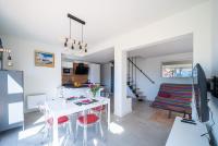 Televízia a/alebo spoločenská miestnosť v ubytovaní Le Duplex de Monique - Beau Duplex proche plage