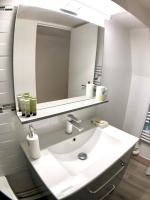 A bathroom at La Tour de Jeanne : Hypercentre charme et design