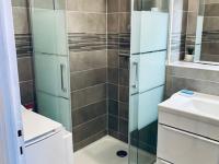 Kúpeľňa v ubytovaní Charmant F2 avec terrasse, parking, et WiFi - à 600m des thermes d'Amélie-les-Bains - FR-1-703-129