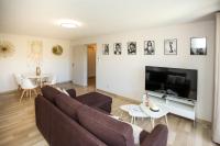Telewizja i/lub zestaw kina domowego w obiekcie 2 Room Terraced Apartment Cannes Centre