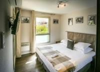 Łóżko lub łóżka w pokoju w obiekcie 2 Room Terraced Apartment Cannes Centre