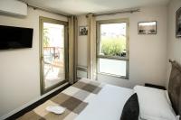 Telewizja i/lub zestaw kina domowego w obiekcie 2 Room Terraced Apartment Cannes Centre