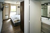 Łóżko lub łóżka w pokoju w obiekcie 2 Room Terraced Apartment Cannes Centre