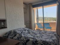Łóżko lub łóżka w pokoju w obiekcie 3 pièces face mer et St-Tropez