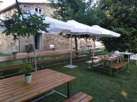 een groep tafels met witte parasols in een tuin bij CASA DO CRUCEIRO - RÍAS BAJAS in Tomiño