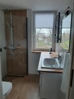Kúpeľňa v ubytovaní Apartament – 3 pokojowe dwupoziomowe mieszkanie z ogrodem