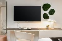 Hotel Zena Washington DCにあるテレビまたはエンターテインメントセンター