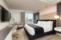 Hotel Zena Washington DCにあるテレビまたはエンターテインメントセンター