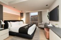 Hotel Zena Washington DCにあるテレビまたはエンターテインメントセンター