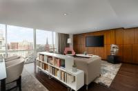 Hotel Zena Washington DCにあるテレビまたはエンターテインメントセンター