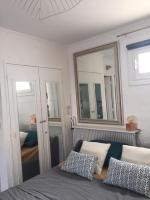 Posteľ alebo postele v izbe v ubytovaní Nouveau! Studio centre ville avec terrasse vue mer, classé 2 étoiles