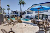 Un patio con mesa y sillas y una piscina. en Studio 6-Tucson, AZ - Irvington Road, en Tucson