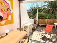 Balkón alebo terasa v ubytovaní Le Murmure du Palmier * Mer à 2 min * Parking Privé * Terrasse