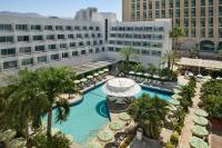 einen Luftblick auf einen Hotelpool mit Palmen und Gebäuden in der Unterkunft Lagoona by Isrotel Collection in Eilat