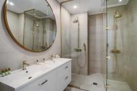 Łazienka w obiekcie LE SUQUET - Bright renovated and spacious apartment