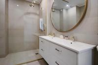 Łazienka w obiekcie LE SUQUET - Bright renovated and spacious apartment