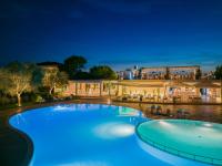 圣塔马里亚迪卡斯特Trezene Village的夜晚有蓝色灯光的大型游泳池