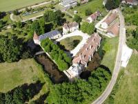 Widok z lotu ptaka na obiekt Château de Mauvilly