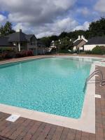 A piscina localizada em Les cottages du golf &agrave; Ploemel ou nos arredores