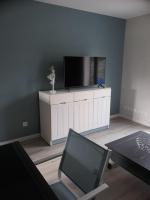 Telewizja i/lub zestaw kina domowego w obiekcie Les cottages du golf à Ploemel