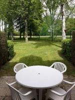 Ogród w obiekcie Les cottages du golf à Ploemel