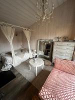 En eller flere senge i et v&aelig;relse p&aring; La maisonnette de Cancan