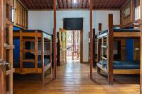 Una habitación con tres literas y un pasillo. en Burnt Toast Surfcamp, en Nosara