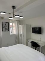 Televízia a/alebo spoločenská miestnosť v ubytovaní Beau duplex au centre Ville.