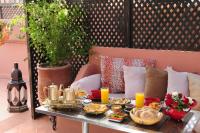 einen Tisch mit einem Tablett mit Essen auf einer Terrasse in der Unterkunft Riad Saba in Marrakesch