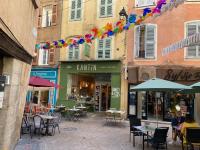Reštaurácia alebo iné gastronomické zariadenie v ubytovaní Akropole de Caroline, Central, Lumineux, Calme, Free Parking, Lift, 3 Beds