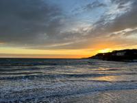 a sunset over a beach with the ocean at Belle vue sur mer, très près du port de Sanary in Sanary-sur-Mer